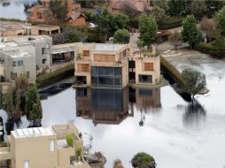 La avalancha creada por el represamiento de la quebrada Las Cruces ha dejado incomunicado al sector. EFE  /