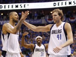 Dirk Nowitzki (der.)  quien encestó 48 puntos, festeja con Tyson Chandler. AP  /