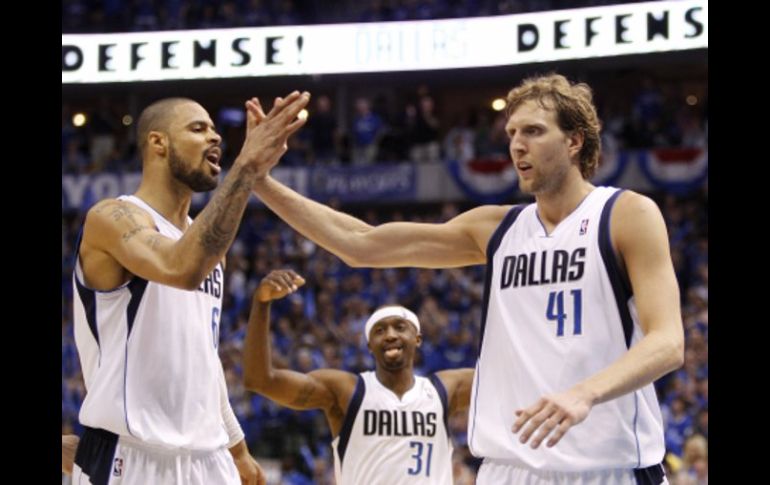 Dirk Nowitzki (der.)  quien encestó 48 puntos, festeja con Tyson Chandler. AP  /