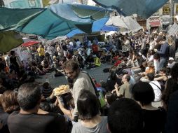 A pesar del rechazo de la Junta Electoral, los manifestantes permanecen en el centro de la capital. EFE  /