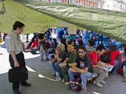 Miles de manifestantes desafían la prohibición de una protesta política en la plaza Puerta del Sol en Madrid. AP  /
