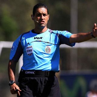 Roberto García Orozco silba en la ida de la final