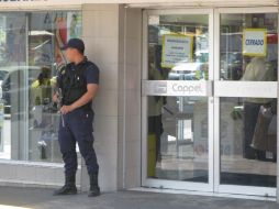 La estrategia de los policías tapatíos alrededor de los bancos no generó detenidos pero sí inhibió la llegada de asaltantes. ARCHIVO  /