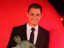 Javier 'Chicharito' Hernández posa con el premio Sir Matt Busby. ESPECIAL tomada de la página oficial del Manchester United  /