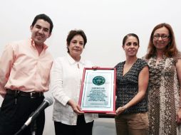 Certificado oficial de Guinness World Records en 2009, por la marca de 72 horas, impuesta por discursos de tapatíos. E. PACHECO  /