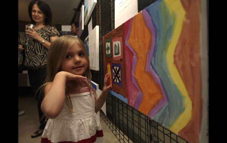 La venta de pinturas organizada por el American School y el Centro Psicoeducativo Freire, logró recaudar 28 mil 900 pesos. S. NÚÑEZ  /