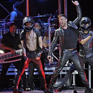 Ricky Martin complace a 10 mil almas