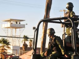 Militares custodian el penal de la ciudad de Durango un día después de las trifulcas. EFE  /