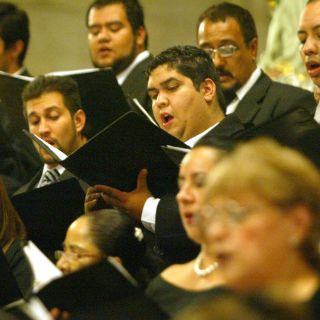 Cuarenta voces anegaron de energía el Expiatorio