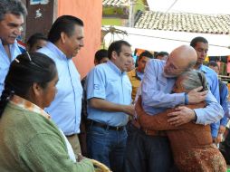 Luis Felipe Bravo Mena, realiza un recorrido por el tianguis de Texcaltitlán, como parte de su agenda de campaña. NTX  /