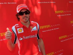 El piloto español, Fernando Alonso, luego de la inauguración de la nueva tienda de Ferrari. AFP  /