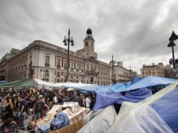 Quienes acampan en la Puerta del Sol han prometido quedarse ahí hasta el día de las elecciones. AP  /