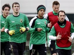 Giovani dos Santos trabajando al parejo con el Racing de Santander. ARCHIVO  /