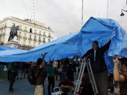 Cientos de jóvenes españoles continúan engrosando las filas del campamento de protesta política en la Puerta del Sol. REUTERS  /