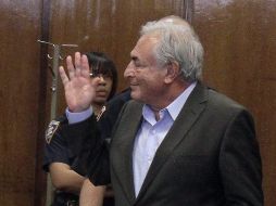 Strauss-Kahn saluda a su salida de una audiencia hoy en la Corte Suprema del estado de Nueva York. EFE  /