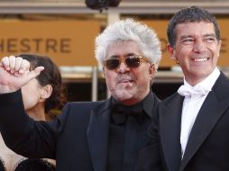 El director español Pedro Almodóvar (i) junto al actor del filme Antonio Banderas. EFE  /