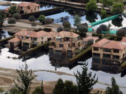 Vista aérea de un conjunto residencial inundado en Chía, centro de Colombia. EFE  /