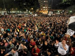 Personas llenan hoy la Plaza de Cataluña, en Barcelona, para mostrar su desencanto ante la crisis económica y el sistema político. EFE  /
