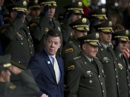 En la ceremonia por el 71 aniversario de la Escuela de Cadetes de Policía, Juan Manuel Santos entregó las condecoraciones. AFP  /