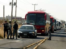 Elementos de seguridad vigilan que los automotores cumplan con la norma oficial mexicana. ARCHIVO  /