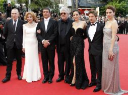 Pedro Almodóvar, al centro, a su llegada a la alfombra roja en compañía de parte del elenco de la cinta La piel que habito. AFP  /