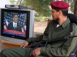 Un rebelde libio escucha la rueda de prensa del presidente Barack Obama en la que habla de la nueva política para Medio Oriente. AFP  /