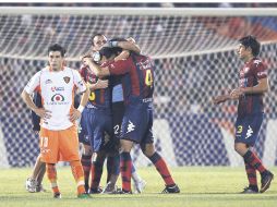 Jugadores de Cerro Porteño celebran el gol atrás de Jorge Rodríguez, de Jaguares de Chiapas. REUTERS  /