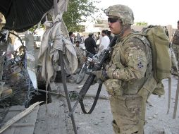 Un soldado dependiente de la OTAN inspecciona el lugar donde ha explotado una bomba. EFE  /