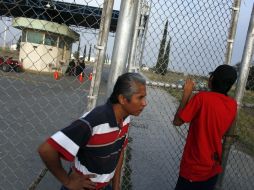Familiares de los internos están afuera de las instalaciones a la espera de información. REUTERS  /