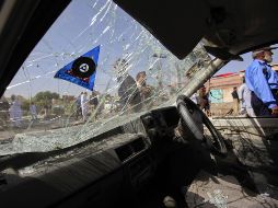 Vista de un  vehículo dañado del consulado, tras la explosión. REUTERS  /