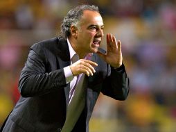 El entrandor del conjunto de la UNAM Guillemo Vázquez, dando instrucciones a sus jugadores. MEXSPORT  /