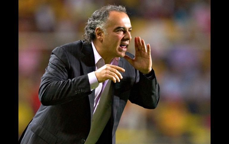 El entrandor del conjunto de la UNAM Guillemo Vázquez, dando instrucciones a sus jugadores. MEXSPORT  /