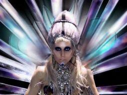 El videoclip de dicho tema sobresale de una placenta multicolor y acrílica. ESPECIAL  /