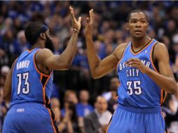Durant y Harden fueron quienes encabezaron el triunfo de Thunder de Okahoma City. AFP  /