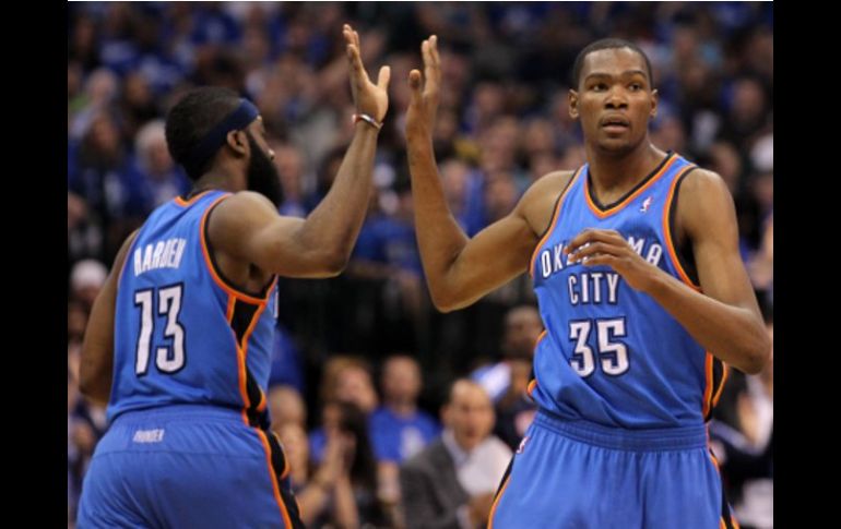 Durant y Harden fueron quienes encabezaron el triunfo de Thunder de Okahoma City. AFP  /