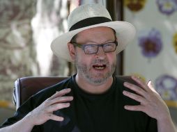 El director dijo que de ahora en adelante se pensará mucho si asiste a conferencias de prensa con muchos periodistas. AP  /