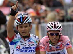 El venezolano José Rujano llega por delante de Alberto Contador en el episodio 13 del Giro de Italia. REUTERS  /