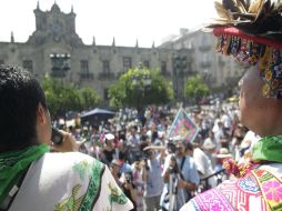 Indígenas de la etnia Wixaritari se manifestaron en el Centro de Guadalajara para pedir respeto a los límites de sus tierras. A GARCÍA  /