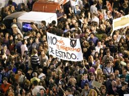 Personas que se manifiestan en Madrid, en la convocatoria a través de redes sociales que hizo el grupo 'Democracia Real Ya'. EFE  /