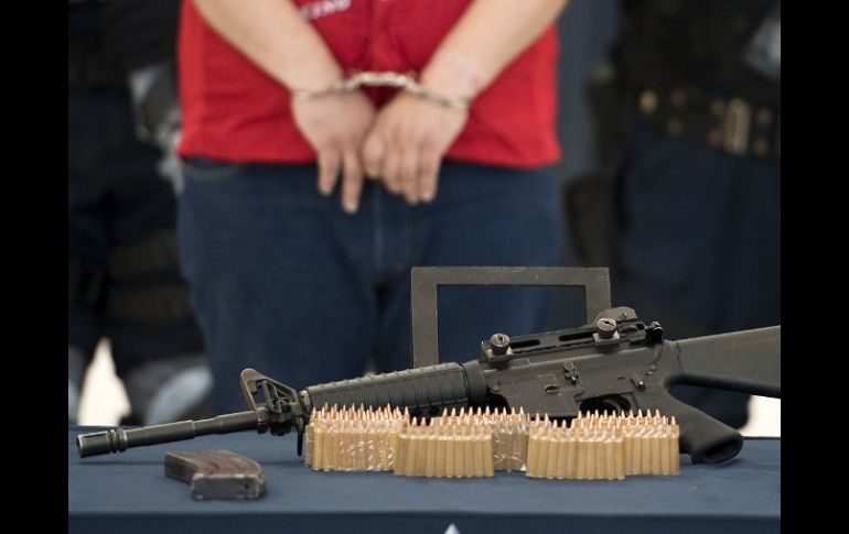 Un fusil R15 y balas fueron decomisadas también en el operativo donde se detuvo a 'El Tocayo' (c). AFP  /