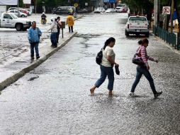En temporada de lluvias se generan inundaciones en las vialidades cercanas a Plaza del Sol. ARCHIVO  /