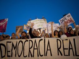 Un centenar de personas se manifiestan dentro de la marcha de los indignados en la Piazza de Spagna en Roma. EFE  /