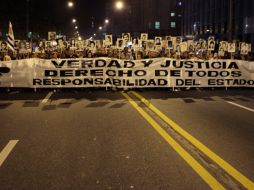 Ciudadanos uruguayos marchan durante una protesta en silencio en Montevideo. EFE  /