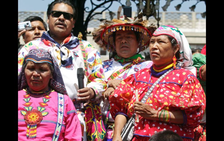 Alrededor de 300 representantes del pueblo huichol realizaron una movilización esta tarde. A. GARCÍA  /
