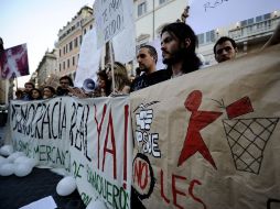 Jóvenes se manifiestan frente a la Embajada de España en Roma. El apoyo al movimiento español M-15 se ha extendido a varios países. AFP  /