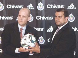 Gustavo Guerra, director de mercadotecnia de Chivas, y Carlos Maza, director Adidas México, tras la firma del convenio. MEXSPORT  /