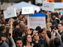 El movimiento destaca por la edad de sus integrantes, que en la imagen juegan con “lenguaje” cibernético. AFP  /