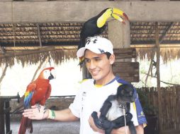 Tras el pesaje, el ''Goofy'' Montes se divirtió con unas mascotas en el Parque Amikúu. G. LÓPEZ  /