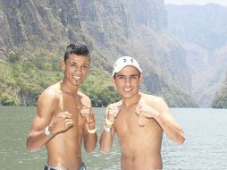 Tomás ''Gusano'' Rojas y Juan José ''Goofy'' Montes posan con el Cañón del Sumidero de marco, durante la ceremonia de pesaje. G. LÓPEZ  /