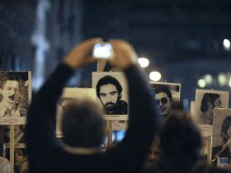 Con retratos de los desaparecidos, al menos 10 mil personas exigen justicia en Montevideo. AFP  /